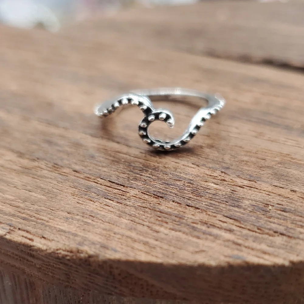 Silver Tone Wave Ring Size 5.5 R823